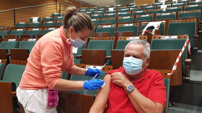 Un hombre se vacuna en Canarias