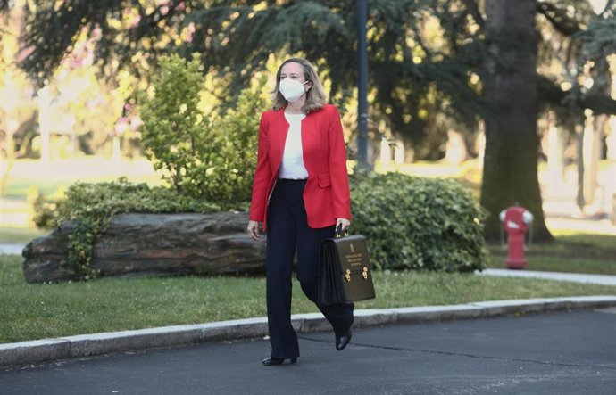 La vicepresidenta segunda y ministra de Asuntos Económicos y Transformación Digital, Nadia Calviño a su llegada para la tradicional foto de familia del Ejecutivo en la escalinata del edificio del Consejo de Ministros en Moncloa, a 6 de abril de 2021, en