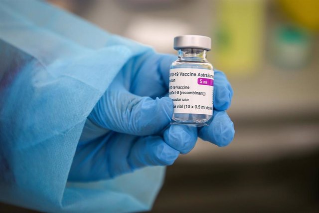 Archivo - Vial de AstraZeneca en Marsella