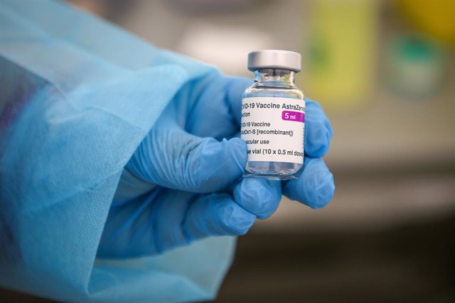 Archivo - 06 March 2021, France, Marseille: A health worker holds a vial of the AstraZeneca COVID-19 vaccine during a mass vaccination. Photo: Denis Thaust/SOPA Images via ZUMA Wire/dpa