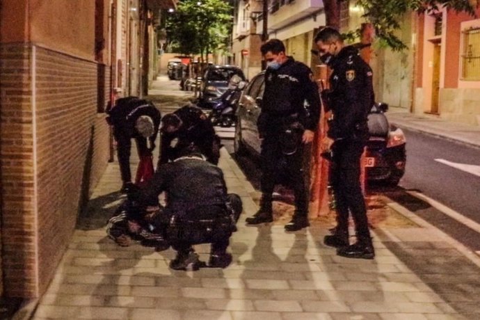 Instante de la detención de uno de los acusados en Alicante por apuñalar a otro