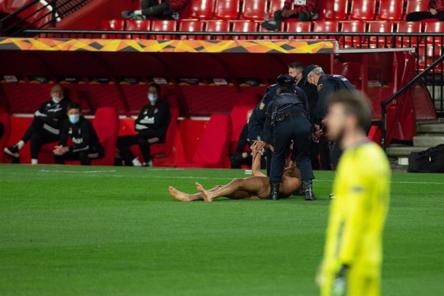 Spontaneous jumps in the match during the UEFA Europa League Quarter of Final round one match between Granada Futbol Club and Manchester United at Nuevos Los Carmenes Stadium on April 8, 2021 in Granada, Spain.