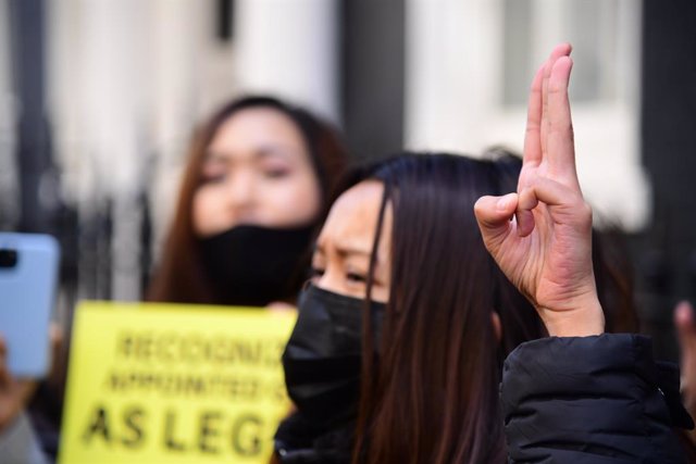 08 April 2021, United Kingdom, London: A protester makes a three-finger salute during a demonstration outside the Myanmar embassy in Mayfair as Myanmar's Ambassador to the United Kingdom, Kyaw Zwar Minn has been barred from entering the premises. Photo: