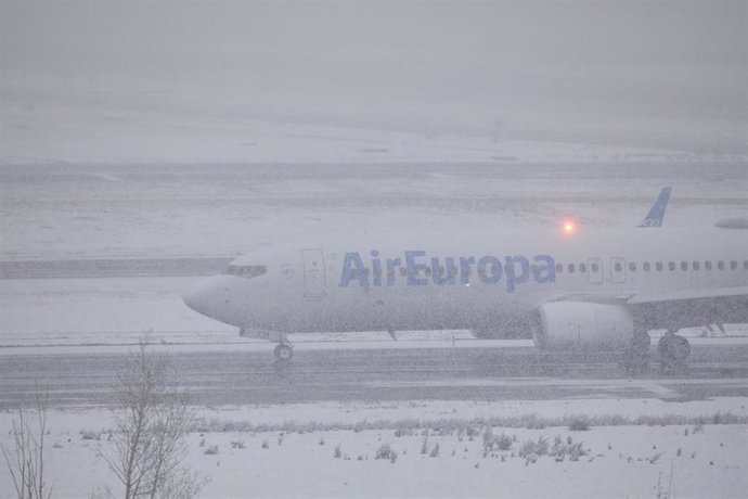 Archivo - Un avión de la compañía Air Europa en el Aeropuerto de Madrid-Barajas Adolfo Suárez, en Madrid (España), a 8 de enero de 2021.