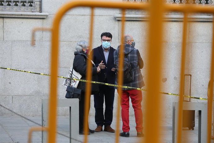 El diputado de ERC Joan Josep Nuet (c) conversa a su llegada al Tribunal Supremo, en Madrid (España), a 25 de marzo de 2021. La Sala de lo Penal del Tribunal Supremo (TS) celebra la segunda sesión del juicio al diputado de ERC Joan Josep Nuet por un pre