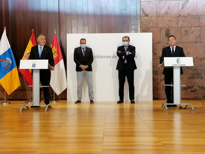 El presidente de Canarias, Ángel Víctor Torres, y el presidente de Castilla-La Mancha, Emiliano García-Page