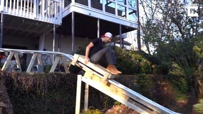 Este chico de 19 años construye una montaña rusa en su casa en menos de 3 semanas