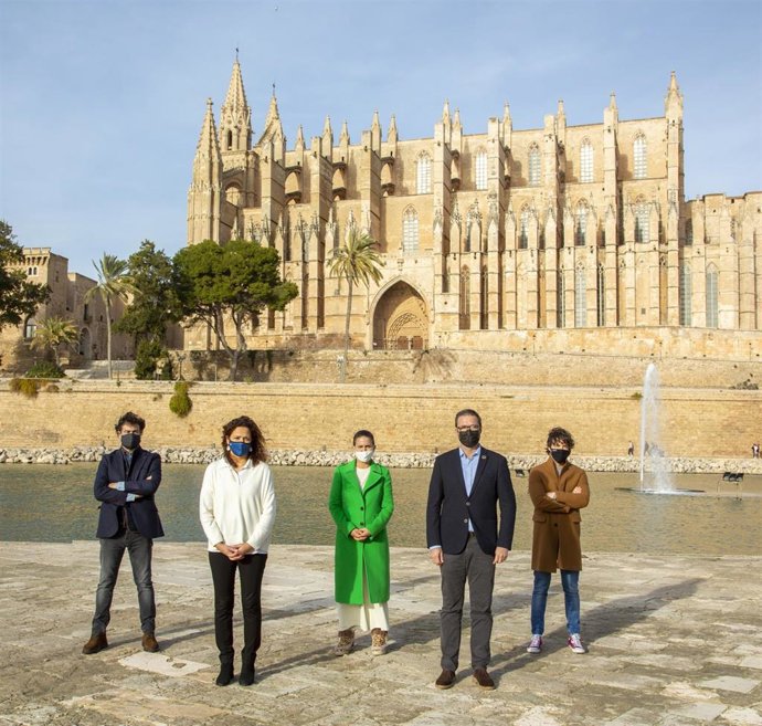 Los tres jueces del programa Masterchef junto con el alcalde de Palma, José Hila, y la presidenta del Consell de Mallorca, Catalina Cladera.