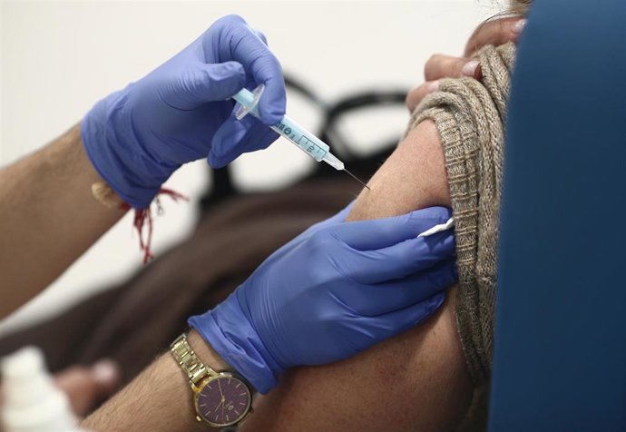 Una mujer es vacunada con la vacuna de AstraZeneca contra el Covid-19 (Archivo)