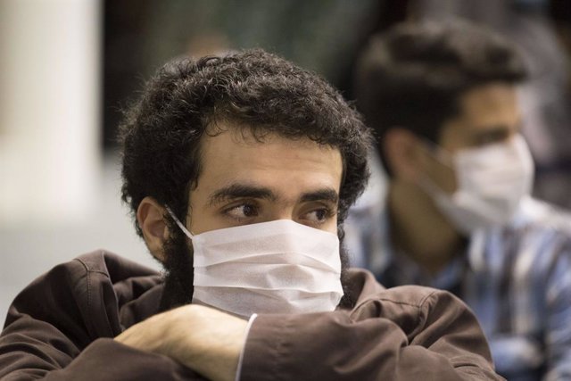 Archivo - Hombres con mascarilla en Teherán durante la pandemia de coronavirus en Irán