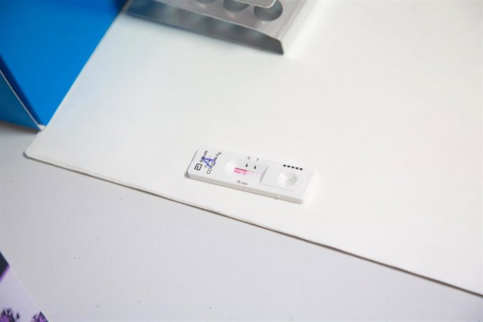 Un test de antígenos, en un dispositivo de cribado masivo.