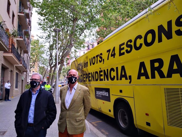 El vicepresidente de la ANC, David Fernndez, y el coordinador de la asamblea de la Barceloneta, Adriano Raddi, ante el 'Autobús por la Independencia'