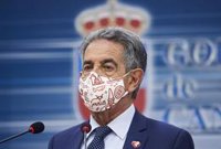 Revilla cree que Cantabria ya debería tomar "alguna" medida más por el Covid, pero se va a "aguantar" el fin de semana