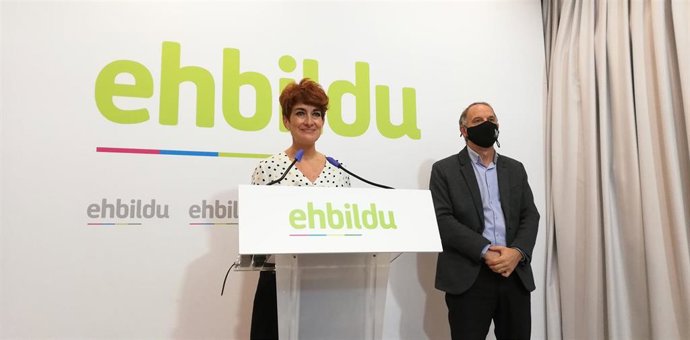 Archivo - Bakartxo Ruiz y Adolfo Araiz, parlamentarios de EH Bildu