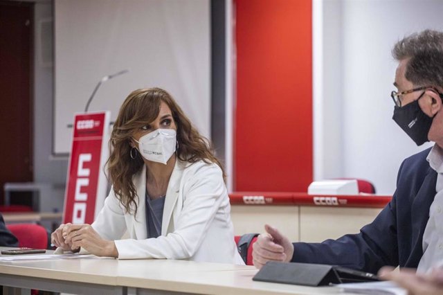 La candidata de Más Madrid a las elecciones autonómicas del 4 de mayo, Mónica García, se entrevista con CC.OO.