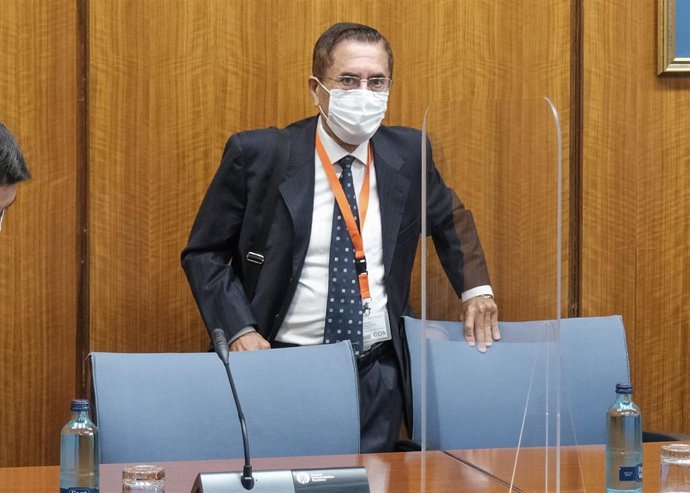 El exalcalde de Lebrija y exdirector de Recursos Externos de la Faffe, Antonio Torres, este viernes antes de comparecer en el Parlamento.