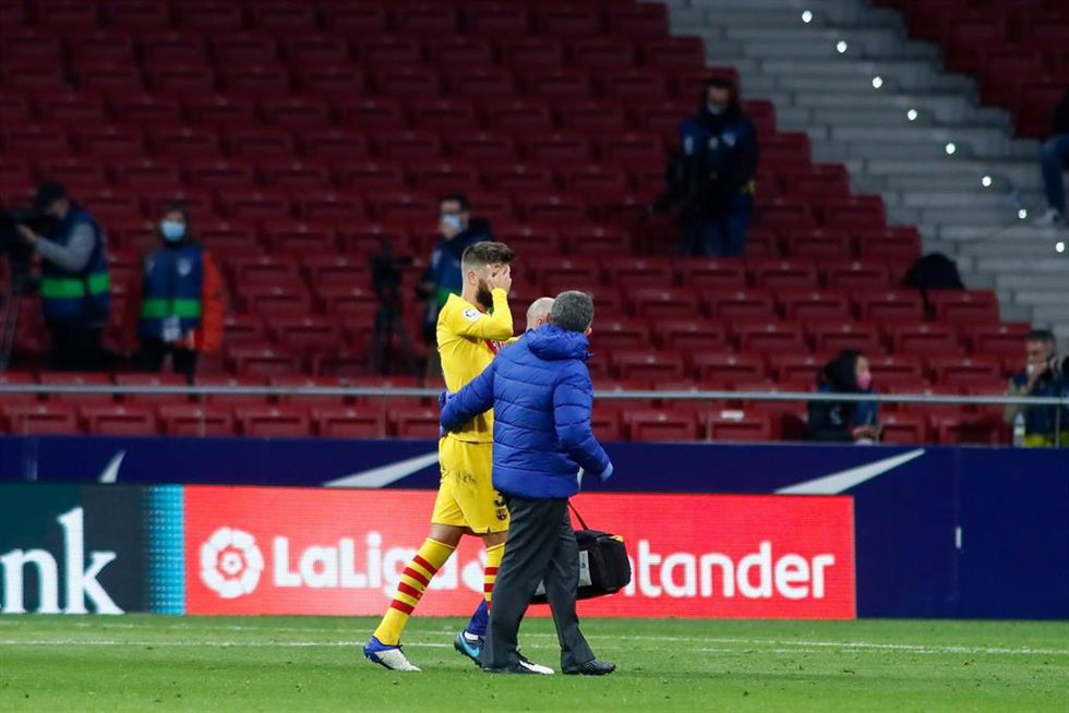 Archivo - Gerard Pique of FC Barcelona injured during the spanish league, La Liga Santander, football match played between Atletico de Madrid and FC Barcelona at Wanda Metropolitano stadium on November 21, 2020, in Madrid, Spain.