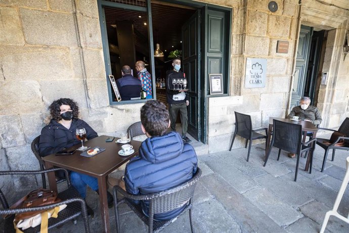 Archivo - Un empleado trabaja en la terraza de su establecimiento 