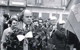 Imagen de archivo de Luis López Álvarez en una celebración de Villalar. Unos metros detrás se puede ver al fallecido alcalde socialista de Valladolid Tomás Rodríguez Bolaños.