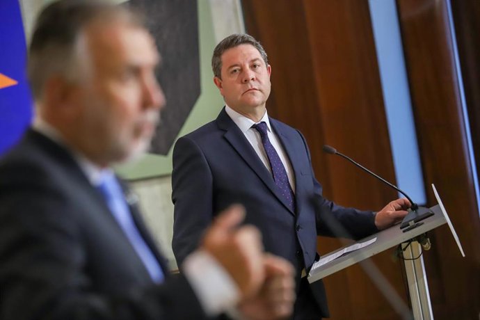 El jefe del Ejecutivo autonómico, Emiliano García-Page, presenta, junto al presidente de Canarias, Ángel Víctor Torres, el convenio de cooperación entre ambas comunidades autónomas para el desarrollo del proyecto Historia Clínica Electrónica Estándar.