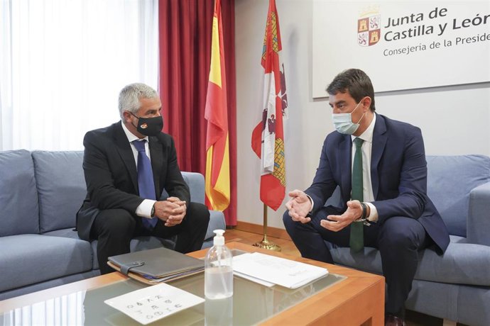 El consejero de la Presidencia, Ángel Ibáñez (derecha), recibe al nuevo presidente de la Asociación de Víctimas del Terrorismo de Castilla y León, Sebastián Nogales (izquierda).
