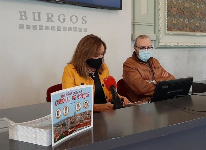 Rosario Pérez, presidenta del IMC, y Javier Martínez Sancho, autor del cómic '800 años de la Catedral de Burgos'.