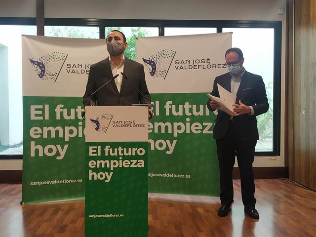 El director general de Infinity Lithium, David Valls, y el director de relaciones internacionales, Cayetano Polo, en una rueda de prensa en la han anunciado que presentarán recurso por la denegación del permiso de investigación