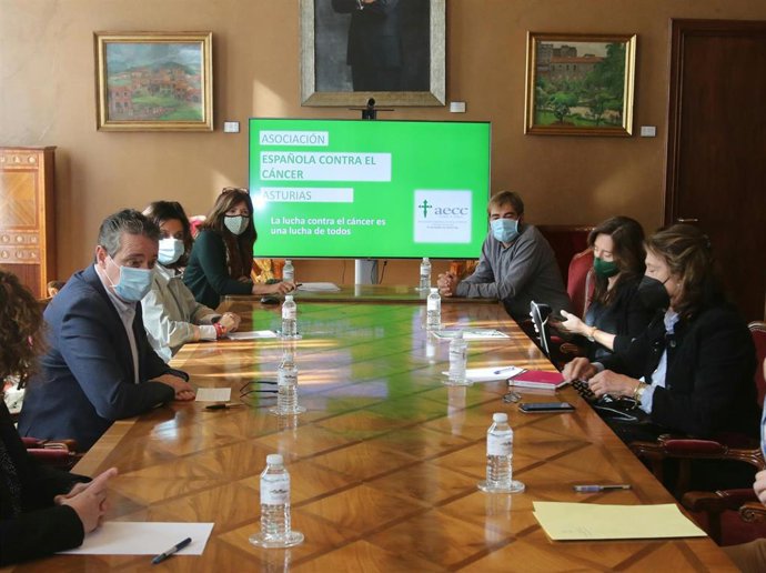 Reunión de las representantes de la AECC en Asturias con los portavoces parlamentarios de la Junta General.