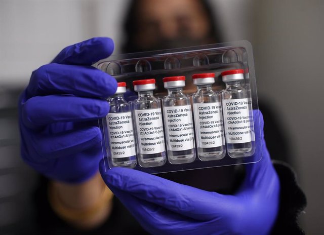 09 April 2021, United Kingdom, London: Pharmacist Asha Fowells holds vials of the Oxford/AstraZeneca coronavirus vaccine at Copes Pharmacy and Travel Clinic in Streatham, south London. Photo: Yui Mok/PA Wire/dpa