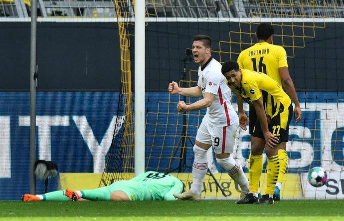 Luka Jovic celebra un gol del Eintrchat ante el Borussia Dortmund en la Bundesliga 2020-2021