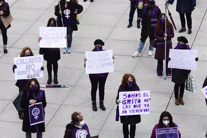 Archivo - Varias mujeres en una concentración feministaen Santander, a 8 de marzo de 2021. 