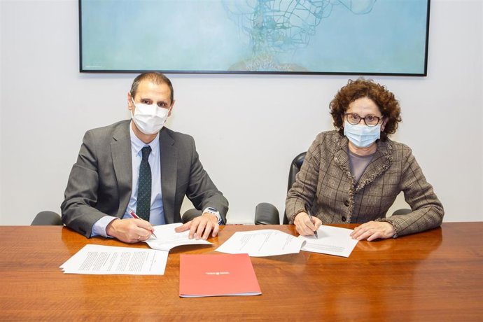 El director comercial de Labora Kutxa, Javier Cortajarena y la consejera de Derechos Sociales, Carmen Maeztu