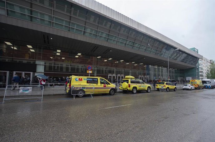 Varias ambulancias aparcadas en las inmediaciones del dispositivo puesto en marcha en el Wizink Center para administrar la primera dosis de la vacuna AstraZeneca contra el Covid-19, a 9 de abril de 2021, en Madrid, (España).