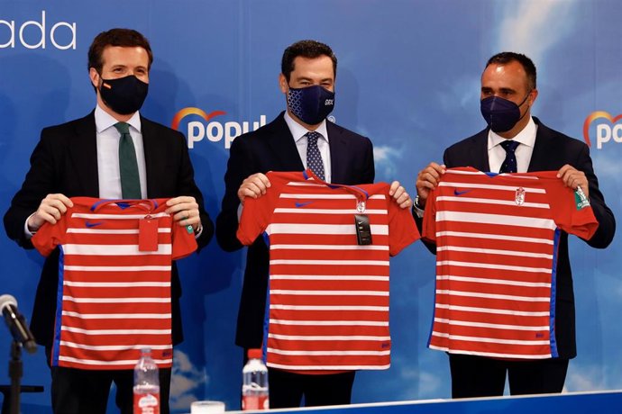 El líder del PP, Pablo Casado, en el Consejo Provincial de Alcaldes y Portavoces del PP de Granada, el presidente de la Junta de Andalucía, Juan Manuel Moreno y el presidente del PP de Granada, Francisco Rodríguez. En Granada a 10 de abril de 2021.