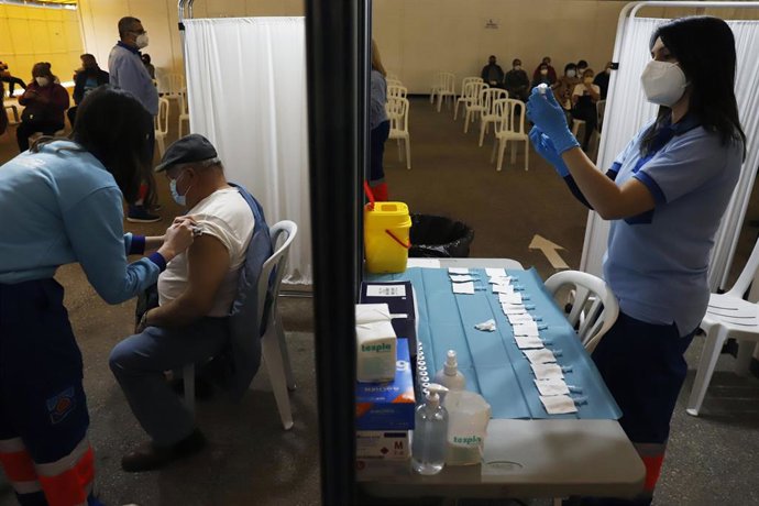 Personal sanitario administra la vacuna contra el Covid_19, donde han empezado de nuevo la vacunación de AstraZeneca en el recinto ferial de Vélez Málaga (Andalucía, España), a 08 de abril de 2021.