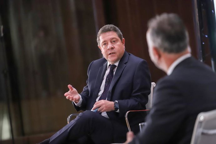 El presidente de Castilla-La Mancha, Emiliano García-Page, participa, junto al presidente de Canarias, Ángel Víctor Torres, en el foro de diálogo Dos presidentes. Dos respuestas ante la crisis.