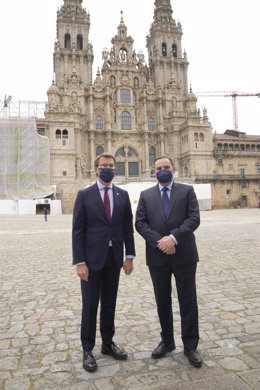 El presidente de la Xunta, Alberto Núñez Feijóo (i), y el ministro de Transportes, José Luis Ábalos, posan en una fotografía ante la Catedral de Santiago de Compostela antes de comenzar una reunión entre ambos mandatarios, a 9 de abril de 2021.