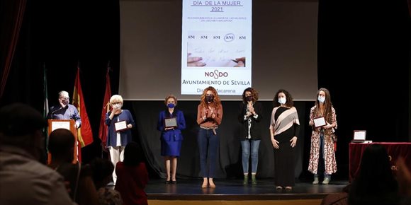 4. Grupo de teatro de Mujeres de El Vacie, La SinMiedo y monitoras de talleres, premiados del Distrito Macarena de Sevilla