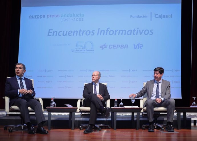 El ministro de Justicia, Juan Carlos Campo (C); el vicepresidente de la Junta y consejero de Turismo, Regeneración, Justicia y Administración Local, Juan Marín (1d); y el presidente del TSJA, Lorenzo del Río (1i), en los encuentros informativos de Europ