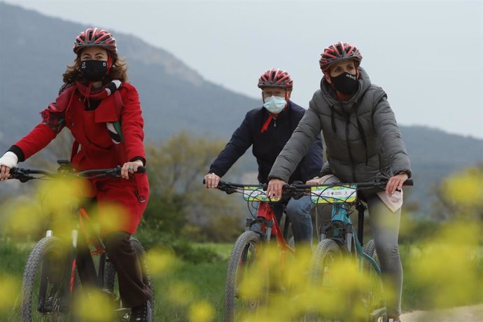 María Chivite, junto al consejero de Cohesión Territorial, Bernardo Ciriza, y la alcaldesa de Metauten,  Oihana Beraza, recorre en bicicleta parte de la ruta ciclable que se ha construido en Metauten
