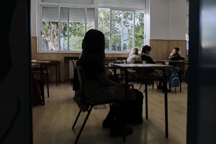 Archivo - Niños en un aula de un colegio, foto de recurso