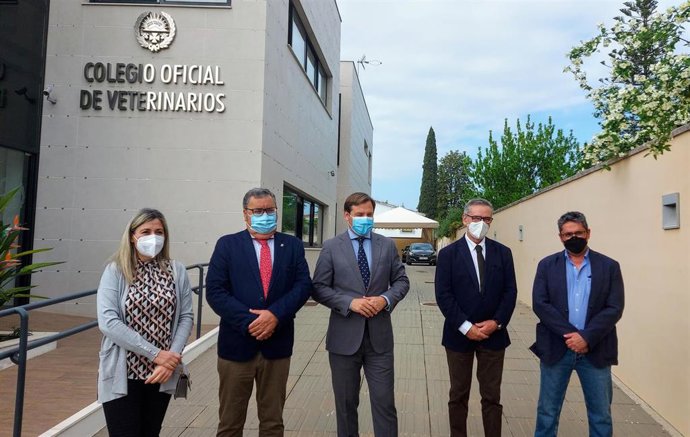 El delegado del Gobierno de la Junta de Andalucía en Córdoba, Antonio Repullo (centro), en la presentación de la futura Ley de Bienestar animal.