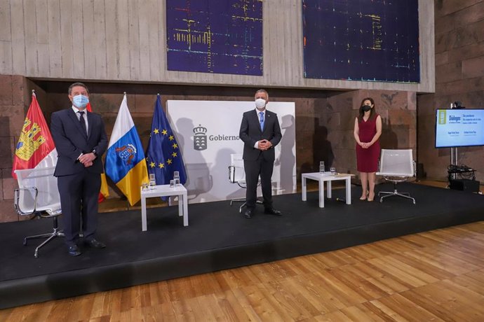 El jefe del Ejecutivo autonómico, Emiliano García-Page, participa, junto al presidente de Canarias, Ángel Víctor Torres, en el foro de diálogo Dos presidentes. Dos respuestas ante la crisis.