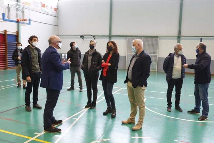 La presidenta del Consell de Mallorca, Catalina Cladera, durante su visita a Sa Pobla.