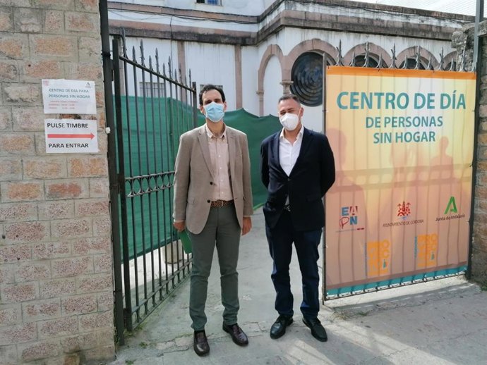 El de Igualdad, Políticas Sociales y Conciliación de la Junta en Córdoba, Antonio López (izda.), a las puertas de un centro de día para personas sin hogar.