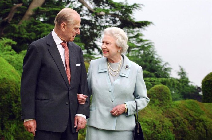 Archivo - FILED - 18 November 2007, United Kingdom, Hampshire: Queen Elizabeth II (R) and her husband Prince Philip, The Duke of Edinburgh, are seen at Broadlands as they mark their diamond wedding anniversary. Prince Philip died on Friday at the age of