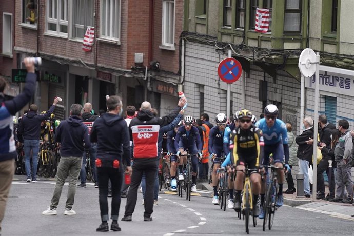 Ciclistas a su paso por Sestao al inicio de la segunda etapa de la Itzulia 2021, a 6 de abril de 2021, en Sestao, Vizcaya, Euskadi (España). 