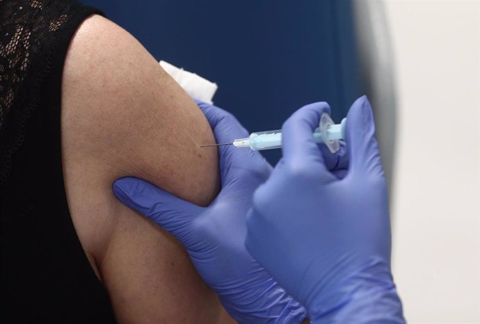 Una mujer es vacunada con la vacuna de AstraZeneca contra el Covid-19.