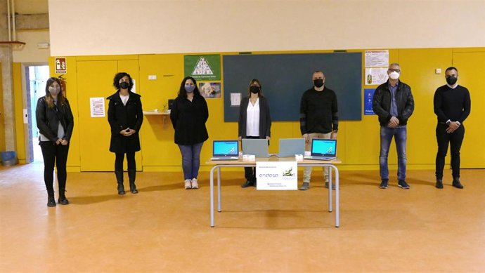Endesa entrega 23 ordenadores con tarjeta de conexión a la escuela Enric Grau de Flix (Tarragona)