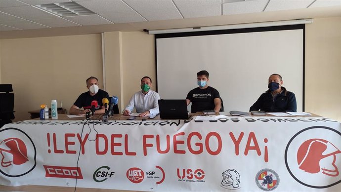 Representantes sindicales y de la Plataforma de Bomberos Profesionales de Castilla y León en rueda de prensa.
